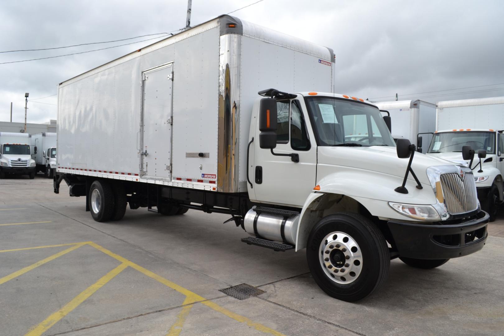 2018 WHITE /GRAY INTERNATIONAL 4300 with an CUMMINS ISB 6.7L 240HP engine, EATON FULLER PROCISION AUTOMATIC transmission, located at 9172 North Fwy, Houston, TX, 77037, (713) 910-6868, 29.887470, -95.411903 - Photo#2